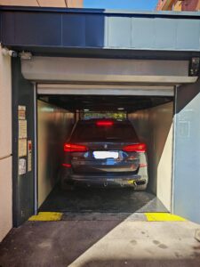 Auto parkiran u auto liftu