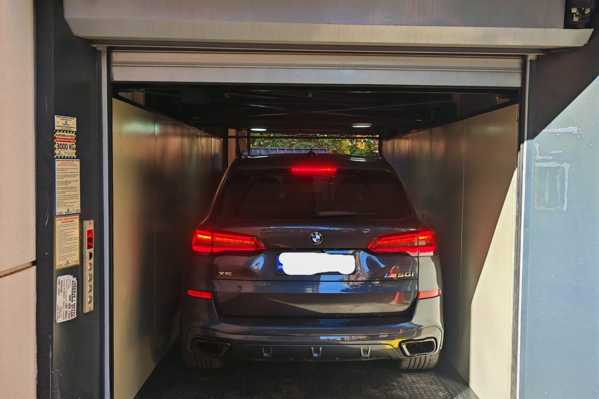 Auto parkiran u auto liftu